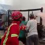 Viral Warga Rebut Paksa Selang Petugas Damkar yang Padamkan Api, Publik Meradang