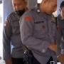 Aksi Iseng Polisi ke Temannya Ini Bikin Ngakak, Warganet: Boys will be boys
