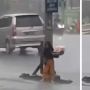 Terenyuh, Gadis Kecil Berjualan Basah Kuyup Kehujanan Berteduh di Bawah Lampu Merah