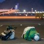 Tiba di Madinah, Jemaah Haji Langsung Sujud Syukur saat Turun dari Tangga Pesawat