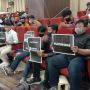 Talkshow di UNS, Sejumlah Mahasiswa Bentangkan Poster Save Wadas di Hadapan Ganjar Pranowo