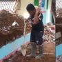 Dikira Handuk, Potret Kucing Oren di Leher Pria Ini Bikin Salfok