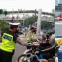 Berusaha Kabur dari Razia Polisi, Pemotor ini Justru Terjatuh Usai Tabrak Trotoar