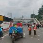 Ribuan Buruh Bubarkan Diri usai Berdemo, Tinggalkan Banyak Sampah di Jalan Depan DPR