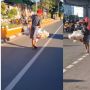 Foto Viral yang Bikin Publik Sedih, Ayah Dagang Buah Lontar Sembari Panggul Anaknya