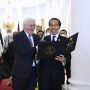 Presiden Jerman Tertawa Girang Lihat Oleh-oleh Dari Jokowi, Apa Isinya?