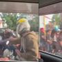 Boncengkan Kakeknya, Pria Tiba-tiba Dikeroyok Tiga Orang Tak Dikenal Gegara Tulisan di Kausnya