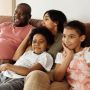 4 Manfaat Menonton TV Bareng Keluarga, Bagus untuk Anak!