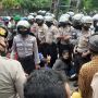 Kericuhan Warnai Proses Eksekusi Bangunan Milik Pengusaha Bus, Pemilik Hadang Mobil Towing yang Dibawa Petugas