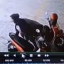 Clingak-clinguk saat Hendak Keluarkan Motornya di Parkiran, Wanita Ini Lakukan Aksi Tak Terduga: Helm Orang 'Diakusisi'