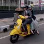 Ayah Penuh Dedikasi, Ridwan Kamil Boncengkan Putrinya Pakai Vespa Keliling Kota