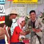 Viral Diundang Nikahan Teman Masa Kecil, Kostum Para Pria Ini Jadi Sorotan