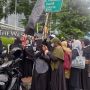 Pekik Takbir saat Geruduk Kedubes India, Sekelompok Emak-emak Kompak Bawa Bendera Hitam Tulisan Arab