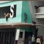 Viral Diduga Oknum Bonek Nekat Masuk Stadion GBLA dengan Cara Ilegal, Warganet: Pak Ladusing Mana?