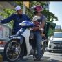 Aksi Pria Kerja Sambil Gendong Anak Pakai Motor Tua Bikin Terenyuh, Auto Nangis saat Dibelikan Kendaraan Baru oleh Ustaz