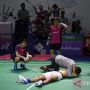 Terkapar di Lapangan, Yeremia Dipeluk Pelatih Malaysia Rexy Mainaky