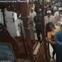 Sedang Salat Jumat, Seorang Perempuan Mendadak Masuk Masjid dan Raih Tangan Imam, Videonya Viral