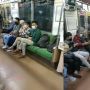 Kursi KRL Dibuat Duduk Tas saat Ada Penumpang Lain Berdiri, Si Perekam Berakhir Dihujat Karena Hal ini