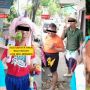 Gokil! Diundang ke Pernikahan Teman Masa Kecil, Rombongan Pria Pakai Kostum Bocil sampai Bawa Amplop Daun