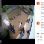 Makin Nekat Saja! Terekam CCTV Pria di Bangkalan Rampas HP Anak-anak Nge-game di Teras Rumah