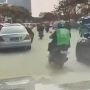 Viral Ojol Kena Apes saat Melintas di Jalan dan Nyaris Terlindas, Pemobil Buka Pintu Jadi Sebabnya