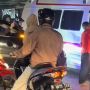 Video Viral Emak-emak Berjilbab Acungkan Jari Tengah ke Sopir Ambulans, Akhirnya Ribut