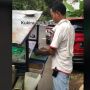 Jual Kue Putu Keliling sambil Bawa HT, Penampilan Pria Ini Jadi Sorotan Netizen