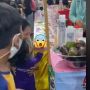 Viral! Bocah Ini Acungkan Jari Tengah Kepada Penjual Kaki Lima, Warganet: Pentingnya Mengajarkan Sopan Santun