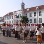 Jeda Sejenak dari Adiksi Internet, Remaja dan Anak-anak Berkumpul dan Bermain di Kota Tua Jakarta