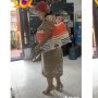 Kocak! Ibu-ibu Berdaster Ini Pergi ke Pasar Pakai High Heels Gegara Takut Ditilang