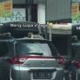 Nangkring di Atap Mobil, Potret Kucing Kebingungan di Jalan Ini Viral
