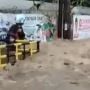 Momen Mengerikan, Pengendara Motor Terseret Arus Banjir di Perbatasan Bandung-Cimahi, Publik: Ini Kayak Tsunami