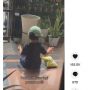 Ibu Ini Rekam Anak Balitanya Sibuk Makan Camilan Sendirian Sambil Geleng-geleng, Netizen Ikut Gemes