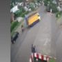 Detik-Detik Truk Nyaris Terbalik di SPBU, Reaksi Acuh Warga Jadi Sorotan Netizen