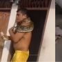 Ngeri! Pria Ini Nyaris Tak Bisa Napas Gegara Kalungkan Ular yang Ditangkap