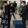 Disambut Pelukan Erat Petugas, Ibu Ini Wakili Wisuda Anaknya yang Sudah Meninggal