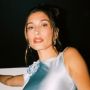 Hailey Bieber Populerkan Tren Glazed Donut Look, Apa Itu?