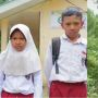 Demi Menimba Ilmu, Dua Anak SD Ini Berangkat Sekolah Jalan Kaki pada Jam 3 Pagi