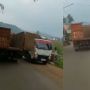 Bahaya! Pintu Bak Belakang Truk Terbuka Diduga Gegara Sopir Lalai, Sempat Sabet Kendaraan Lain