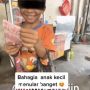 Bikin Mewek, Momen Haru Seorang Bocah Penjual Tisu Dapat Uang Ratusan Ribu untuk Belikan Adik Popok dan Susu
