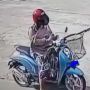 Aksi Emak-emak Naik Sepeda Motor Dikira Beri Sumbangan Malah Begini: Terbalik Bu