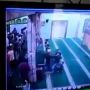 Viral! Video Bapak-bapak Marah dan Dorong Sekumpulan Anak di Dalam Masjid Hingga Terjungkal, Netizen Berang