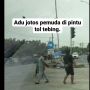 Viral 2 Pria Gelut Bebas di Jalan Tol: Tuhan Ciptakan Tangan dan Kaki Buat Baku Hantam