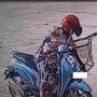 Aksi Tak Terduga Emak-Emak Naik Motor saat Berada di Kotak Sumbangan Pinggir Jalan, Publik Geleng-Geleng Kepala