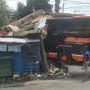 Braaak!! Diduga Rem Blong, Bus Pariwisata Tabrak Warung di Tawangmangu, Ini Kronologinya