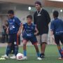 Ronaldinho Mengajari Kiat-kiat Mengolah Bola ke Bocah-bocah di Malang