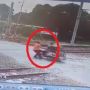 Detik-Detik Pria Selamatkan Nyawa Sopir Becak Bermotor Berisi 2 Penumpang di Perlintasan Kereta Api, Publik Deg-degan