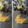 Nyesek! Jasuke Berantakan di Pinggir Jalan Akibat Gerobak Disenggol Truk, Sopir Disebut Lari dari TKP