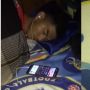 Teman Lagi Tidur Pakai Headset, Pria Ini Ganti Lagu Jadi Video Siksa Kubur