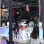 Cewek Penjual HP Ini Nyanyikan Lagu Keisya Levronka untuk Tarik Pengunjung, Suaranya Luar Biasa